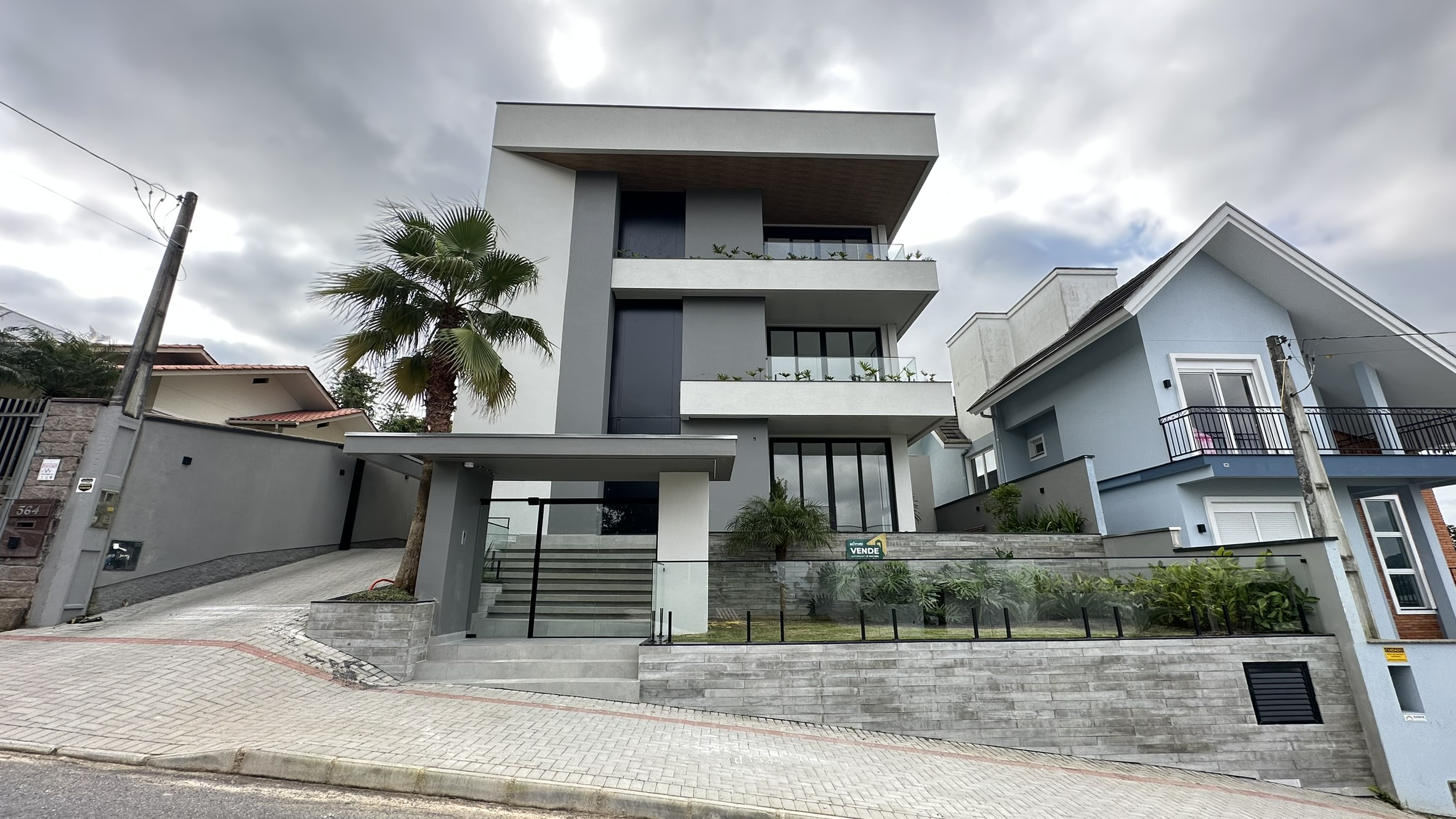 Casa com 3 Andares de Alto Padrão